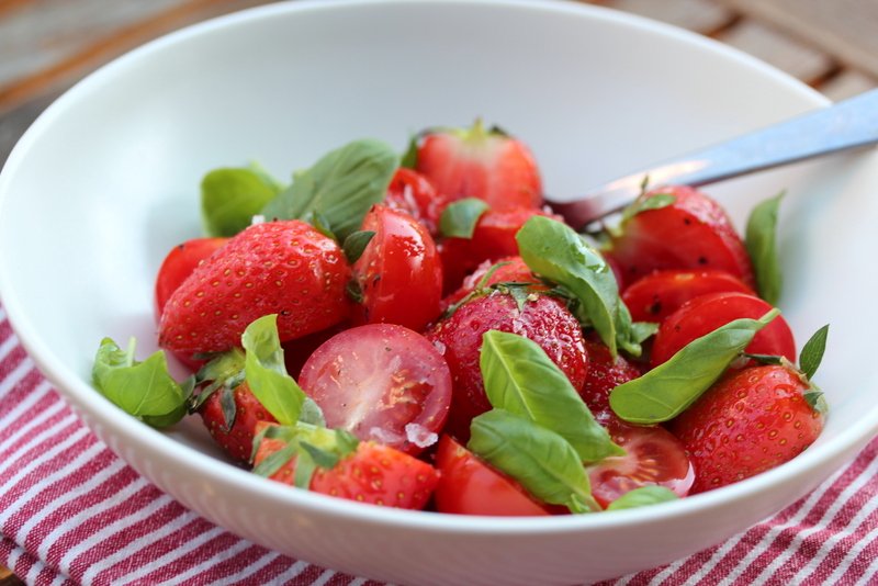 Jordbær- og tomatsalatsalat