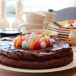 Sjokoladekake med sjokoladekrem og påskeegg