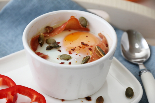 Egg i kopp med tomat, ost og spekeskinke