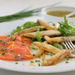 Hvit asparges med laks og sitrusvinaigrette