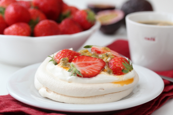 Minipavlova med jordbær og pasjonsfrukt
