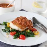 Pannestekt torsk med smørstekt grønnkål og rød pesto