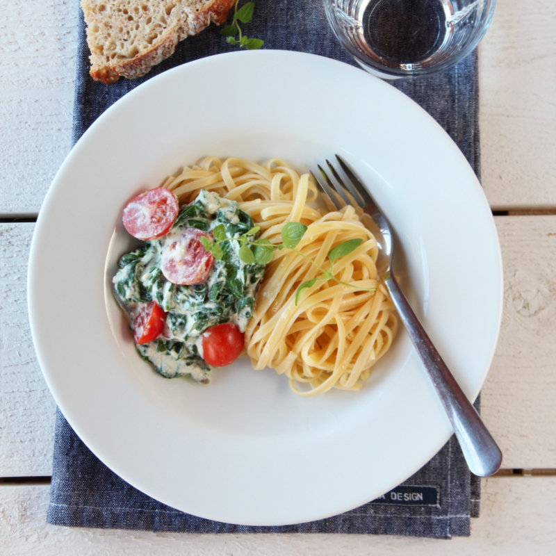 Spagetti med ricotta, spinat og tomat