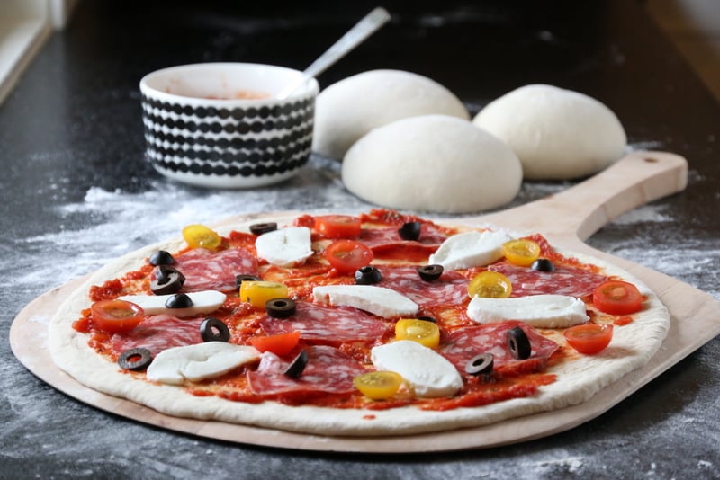 Pizza med italiensk salami