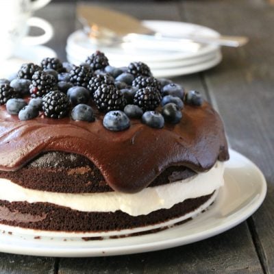Sjokoladekake med blåbær og bjørnebær