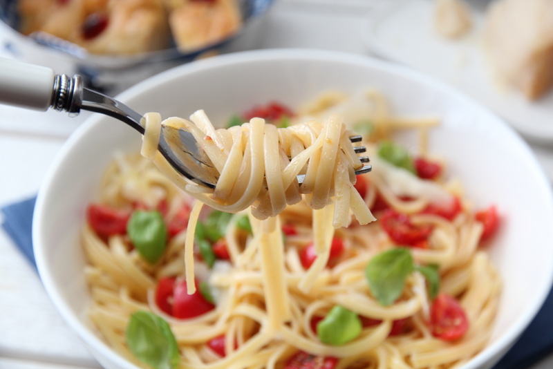 Spagetti med tomater, basilikum og parmesan