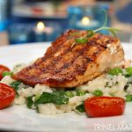 Grillet laks med spinat- og erterisotto