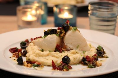 Ovnsbakt torsk med tomat- og olivensalsa