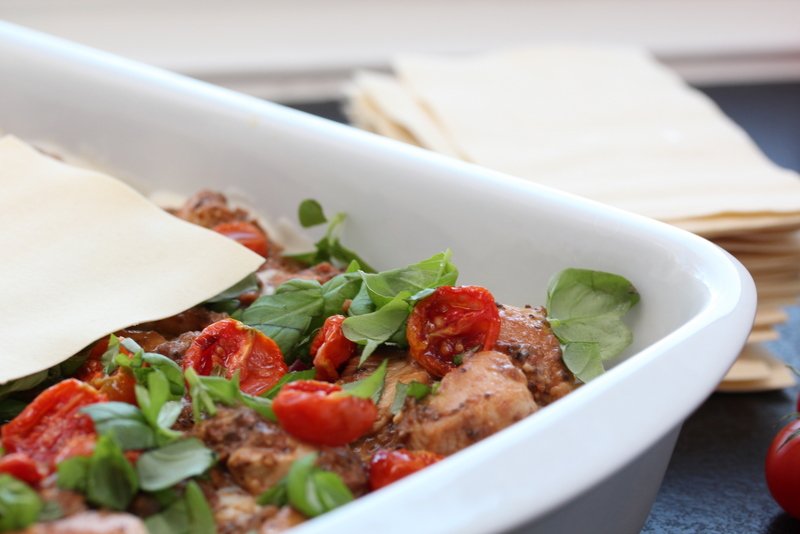Kylling- og olivenlasagne med konfiserte tomater