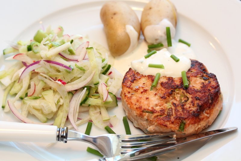 Lakseburger med fennikelsalat og sitrondressing