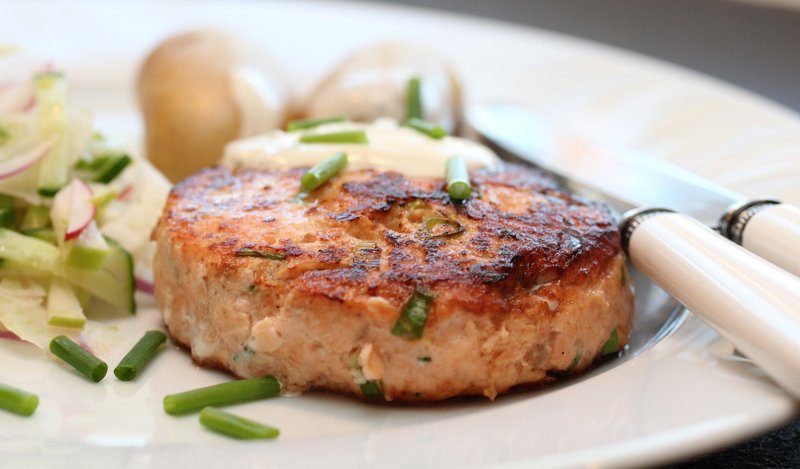 Lakseburger med fennikelsalat og sitrondressing