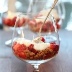 Jordbær med crumble og syrlig sjokoladekrem1