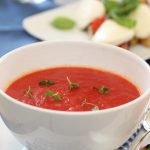Tomatsuppe med bruschetta og mozzarella