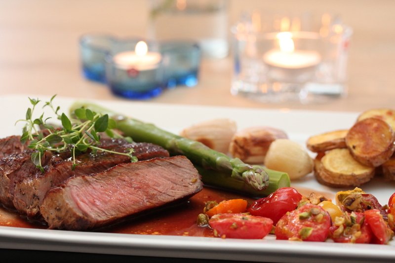 Bursdagsbiff med asparges, rødvinssaus, saltbakt løk, parmesangratinerte tomater