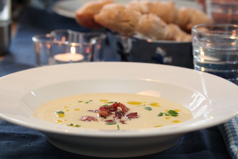 Potet- og purresuppe med sprøstekt bacon