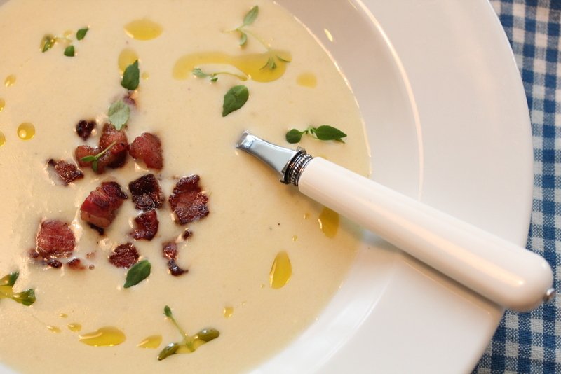 Potet- og purresuppe med sprøstekt bacon