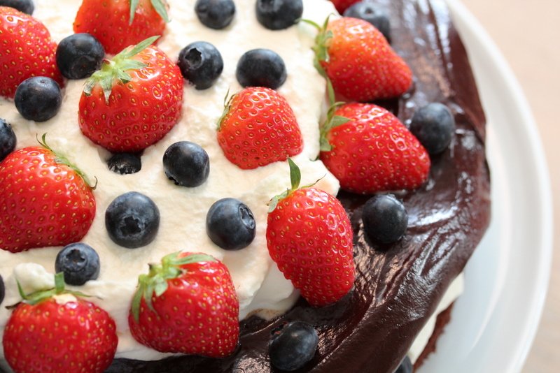 Sjokoladefestkake med friske bær