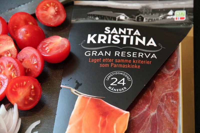 Salat med Santa Kristina, nektariner, valnøtter og krutonger