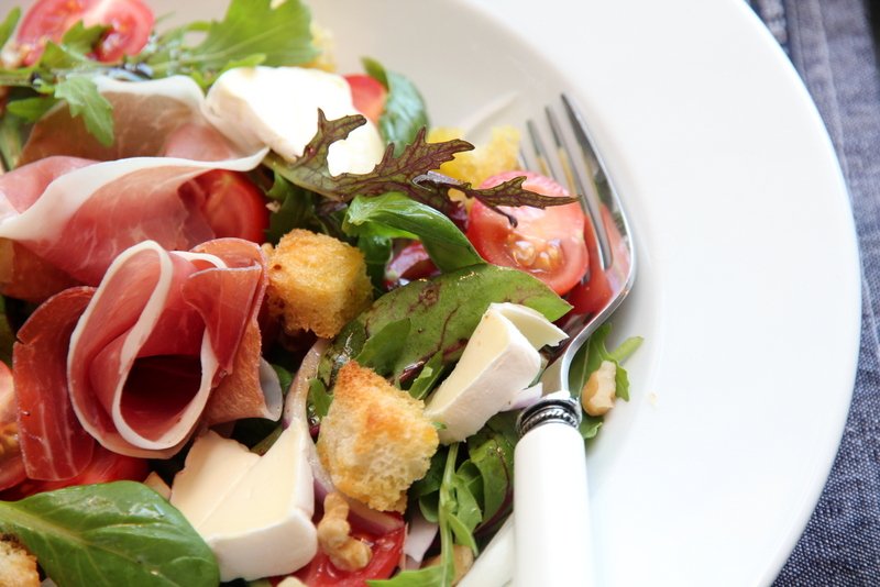 Salat med Santa Kristina, nektariner, valnøtter og krutonger