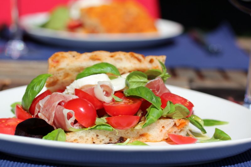 Foccacia med parmaskinke, mozzarella og tomater