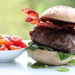 Ostefylte baconburgere med speltbrød og salsa