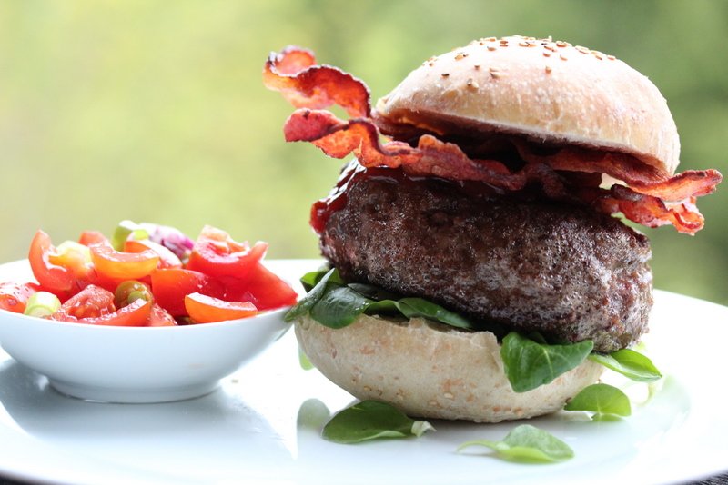 Ostefylte baconburgere med speltbrød og salsa