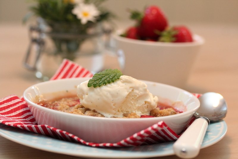Rabarbra- og jordbærpai med crumble