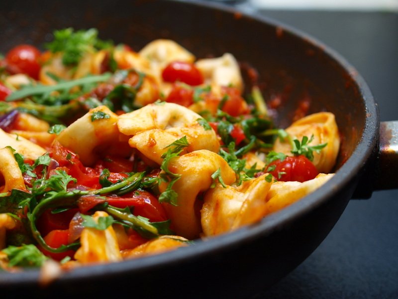 Tortellini med tomater og ruccula