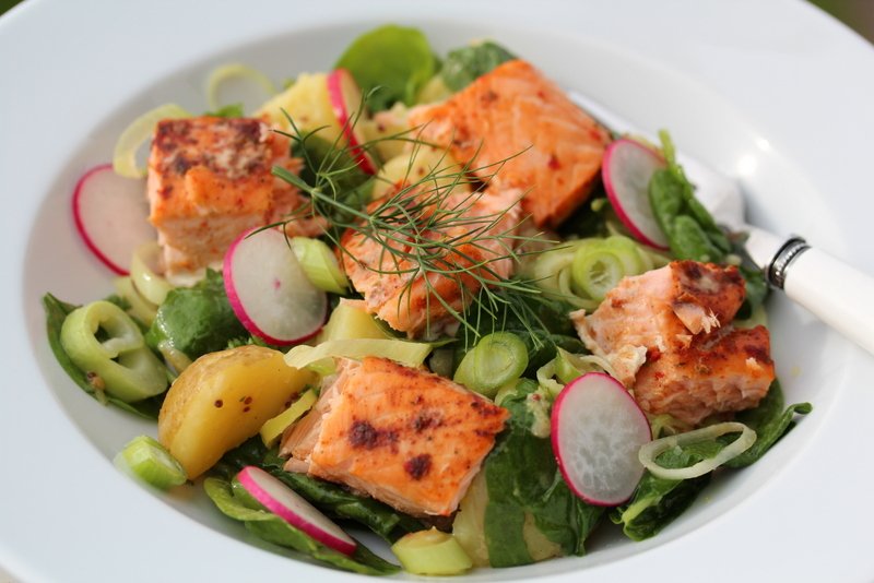 Potet- og spinatsalat med laks