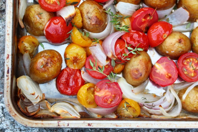 Varm potetsalat med tomater, løk og timian