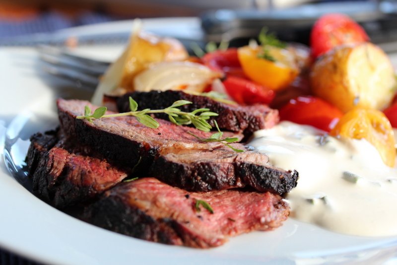 Roastbiff med varm potetsalat og pepperrotkrem