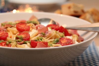 Pasta med tomat, skinke, mozzarella og pesto