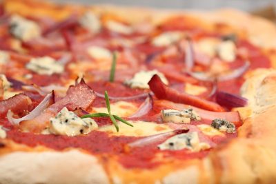 Pizza med juleskinke og blåmuggost