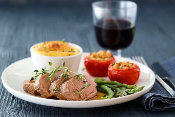 Lammefilet Med Timiansjy Bakte Tomater Og Gratinert Potetmos Trines