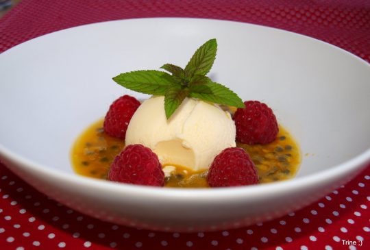 Image: Vaniljeis med pasjonsfruktsaus i en fei