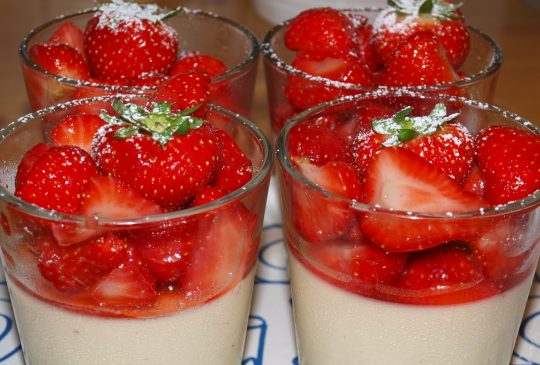 Image: Tjukkmelkpudding med rørte jordbær