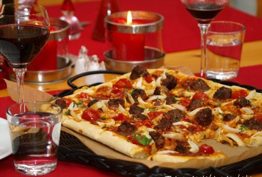 Image: Romjulspizza med kjøttboller og løk