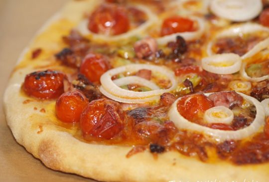Image: «Stenovnsbakt» pizza med bacon, løk og mozzarella