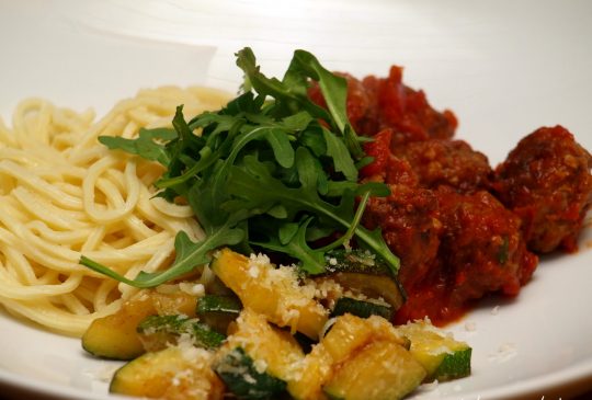 Image: Spicy kjøttboller med tomatsaus, squash og pasta