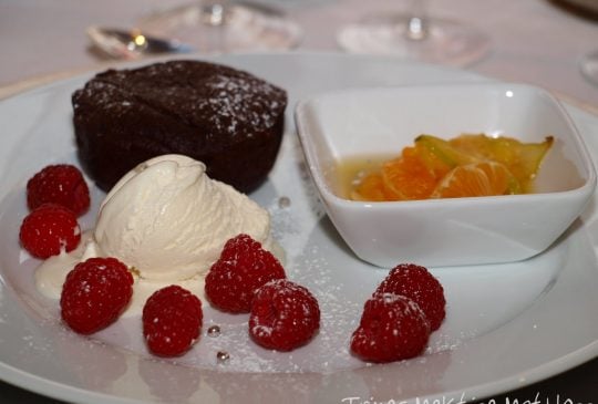 Image: Valrhona sjokoladekake med frisk frukt i sirup og vaniljeis