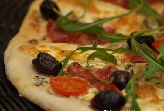 Image: Pizza med creme fraiche, italiensk salami og brie