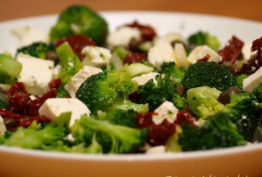 Image: Brokkolisalat med soltørket tomat og fetaost