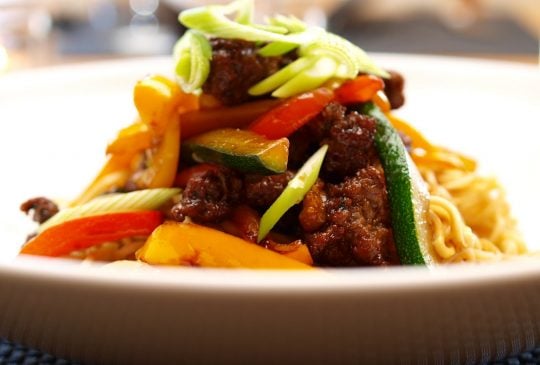 Image: Nudelwok med kjøttdeig, chili, squash og paprika
