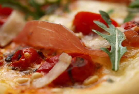 Image: Pizza med cherrytomater, mozzarella, parmaskinke og parmesan