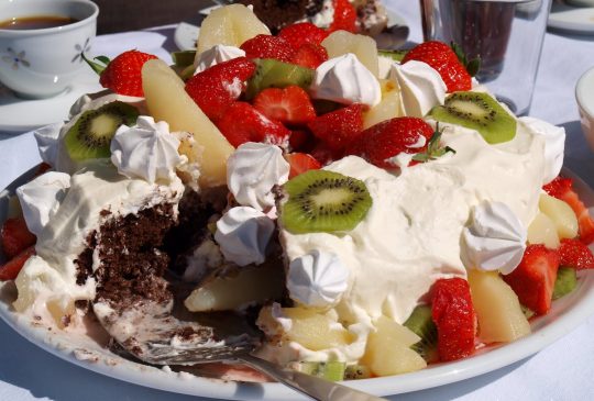 Image: 17. mai kake – sjokoladekake med frukt, bær og marengs