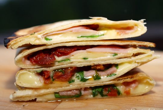 Image: Quesadillas med ruccula, ost, skinke og soltørket tomat