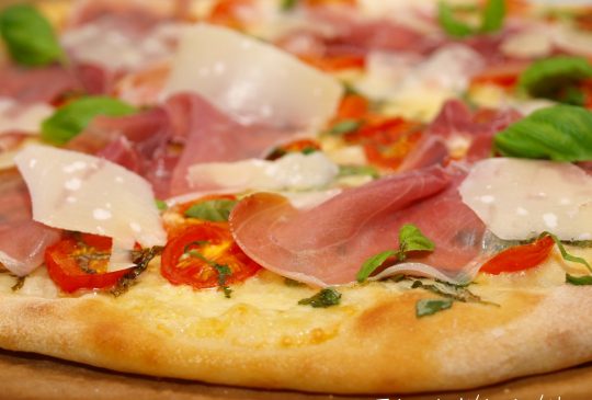 Image: Pizza med cherrytomater, parmaskinke, mozzarella, basilikum og parmesan