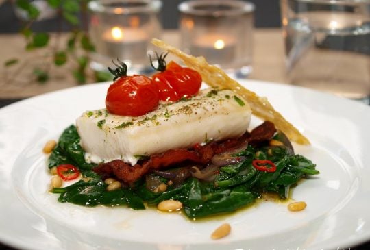 Image: Ovnsbakt torsk med spinatsalat, tomater, bacon og parmesanchips