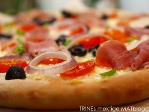 Pizza med parma, mozzarella, oliven og basilikumolje