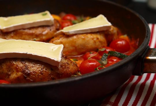 Image: Kylling med brie og spicy tomatsaus